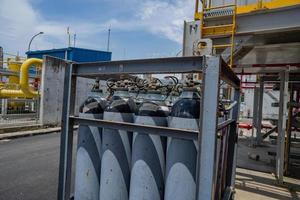 nitrógeno gas cilindro estante en el poder planta proyecto. el foto es adecuado a utilizar para industria antecedentes fotografía, poder planta póster y electricidad contenido medios de comunicación.