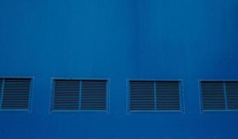 azul ventana en el pared turbina edificio poder planta proyecto. el foto es adecuado a utilizar para proyecto antecedentes y la seguridad póster y contenido medios de comunicación.