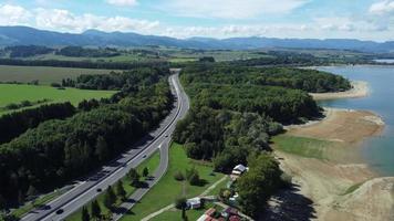 aéreo Visão do liptovska mara reservatório dentro Eslováquia. video