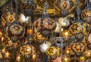 increíble tradicional hecho a mano turco lamparas en recuerdo tienda. mosaico de de colores vaso. iluminado en el noche, creando un acogedor atmósfera foto