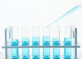 concepto de Ciencias biología prueba tubo con azul líquido en blanco antecedentes foto