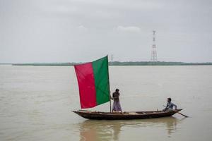 Bangladesh junio 27, 2015, un navegación transatlántico, el agua de el kirtonkhola estaba fluido 5cm encima el peligro nivel de 2.55 metros a rasulpur, barisal distrito. foto