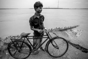 Bangladesh junio 27, 2015 un bicicleta chico son atascado en el camino debido a río erosión a rasulpur, barisal distrito. foto