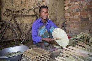 Bangladesh febrero 15, 2018 un artesano haciendo tradicional hecho a mano palma hoja ventilador en la zona llamado Palmira ventilador a bogura, bangladesh foto