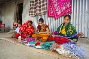 Bangladesh mayo 14, 2018 arte pueblo dónde artesanas son haciendo hogar y oficina usado obra maestra en piña hoja fibras y plátano fibra a tangail, bangladesh foto
