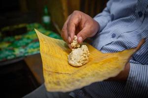 el años antiguo tradicional dulce tienda indromohon dulces a boro bazar mojado mercado en Khulna distrito. algunos sandesh suave dulce en un plátano hoja lámina. el popular dulce tienda indromohon dulces foto