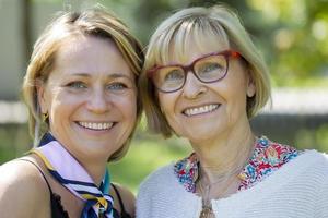 hermosa mayor mujer con un adulto hija. foto