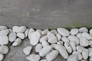 photo of the white stone on the edge of the wall