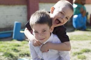 dos preescolar amigos teniendo divertido en un caminar. foto