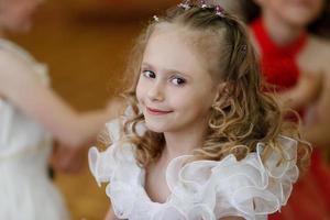 retrato de un hermosa pequeño preescolar muchacha. un niño con marrón ojos. foto