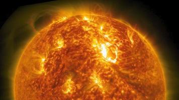 le surface de le Soleil fusées éclairantes avec solaire énergie. video