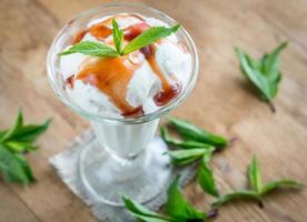 helado de vainilla con cobertura de fresa foto