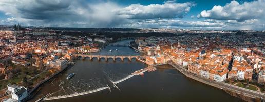 escénico primavera panorámico aéreo ver de el antiguo pueblo muelle arquitectura foto