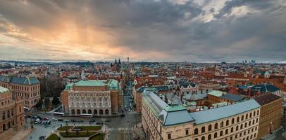 aéreo ver de el rudolfinum praga, un hermosa neorrenacentista edificio foto