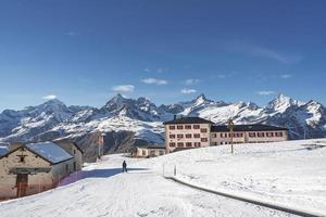 hotel edificio y hermosa nevado montaña debajo cielo foto