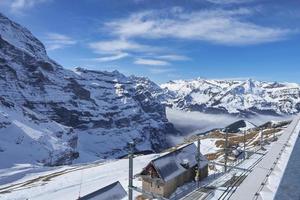 edificio y ferrocarril pistas con hermosa ver de montaña rangos foto