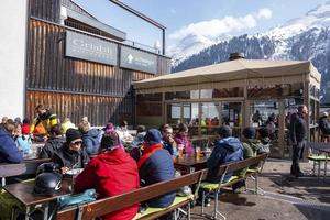 turistas teniendo comida a restaurante durante invierno vacaciones foto