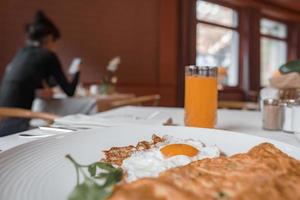 soleado lado arriba huevo con tortilla y jugo en mesa a hotel restaurante foto