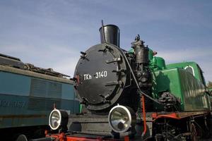 hermosa antiguo destruido histórico ferrocarril en pie en el museo foto