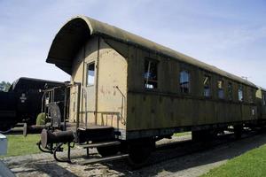 hermosa antiguo destruido histórico ferrocarril en pie en el museo foto