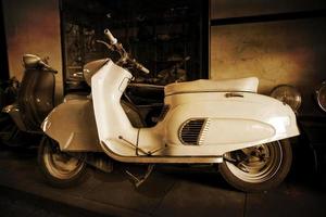 original antiguo Clásico retro Clásico motos en pie en el museo foto