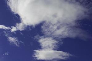 cielo azul y nubes blancas foto