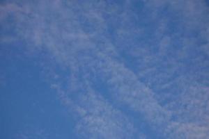 cielo azul y nubes blancas foto