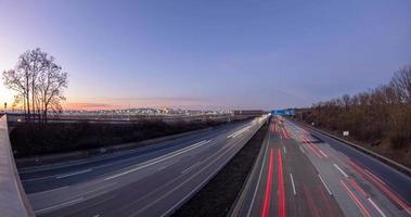 Zeit Ablauf Film von Deutsche Autobahn mit beleuchtet Fahrzeuge im Abend Licht video