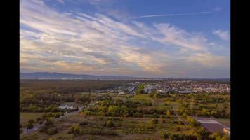 time-lapse video van een dar vlucht over- de gemeente van moerfelden-walldorf in de buurt Frankfurt