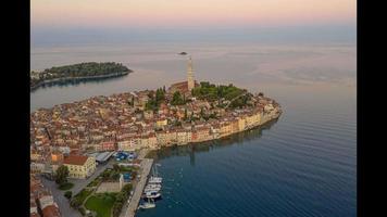 Zeitraffer Video von Drohne Überführung Über kroatisch Küsten Stadt, Dorf porec