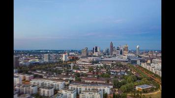 Time-lapse video av Drönare flyg mot frankfurt horisont