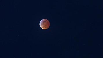 time-lapse video van vol maan gedurende maan- verduistering