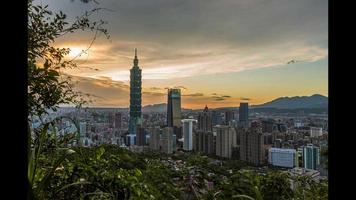 hora lapso vídeo de puesta de sol terminado taipei en Taiwán video