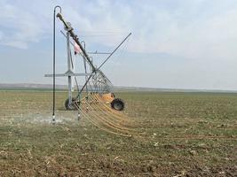 irrigación sistema riego el campo con un alto presión agua chorro foto