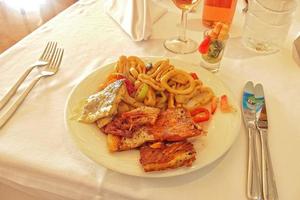 comida con pescado y Mariscos en un restaurante en vacaciones foto