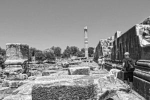 l antiguo restos de el antiguo templo de Apolo en didim, Turquía en un caliente verano día foto