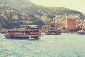 original paisaje de el Puerto y ciudad de Alanya en Turquía desde el mar foto