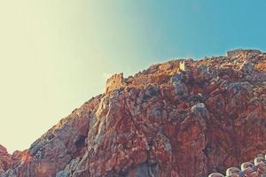 Mediterráneo paisaje y rocas en el turco ciudad de Alanya en un calentar verano tarde foto