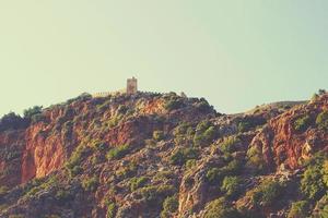 Mediterráneo paisaje y rocas en el turco ciudad de Alanya en un calentar verano tarde foto