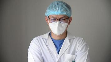 asiatico medico guardare telecamera e Spettacoli annuendo cartello esprimere positivo risultato di medico processi video