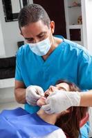 ortodoncia especialista dentista tratando un hembra paciente foto