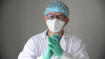 leende nöjd kirurg, Lycklig läkare applåder hans händer, förtroende framgångsrik professionell medicinsk behandling klinik eller sjukhus begrepp video
