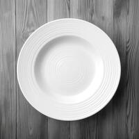 un vacío plato en un blanco de madera mesa. parte superior ver de blanco cerámico plato en blanco de madera. generativo ai. foto