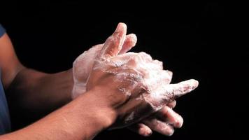 lento movimento di giovane uomo lavaggio mani con sapone caldo acqua video