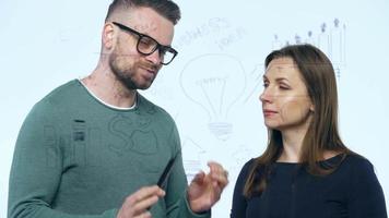 hombre y mujer sacudir manos y discutir el negocio estrategia para éxito en un moderno vaso oficina video