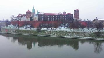 antenne visie van wawel Koninklijk kasteel en kathedraal, vistula rivier, park, promenade en wandelen mensen in winter. Polen video