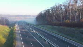 visie van de hoogte van de leeg weg. de weg is gehuld in mist video