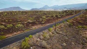 antenne schieten van een auto ritten langs een woestijn weg video