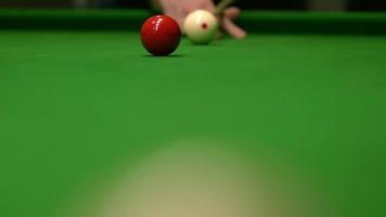 cerca arriba de snooker disparo en snooker mesa video