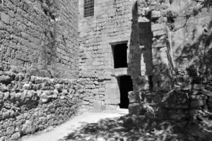 antiguo antiguo Roca restos en un caliente verano día en el griego isla de Rodas en lindos foto